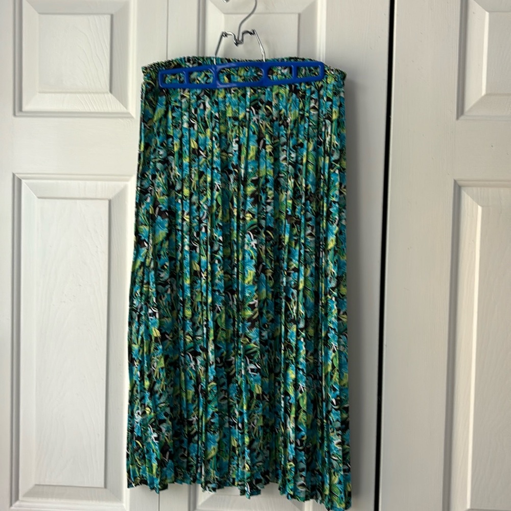 Pleated midiskirt with elastic waist. Size Small but fits most. Tropical…